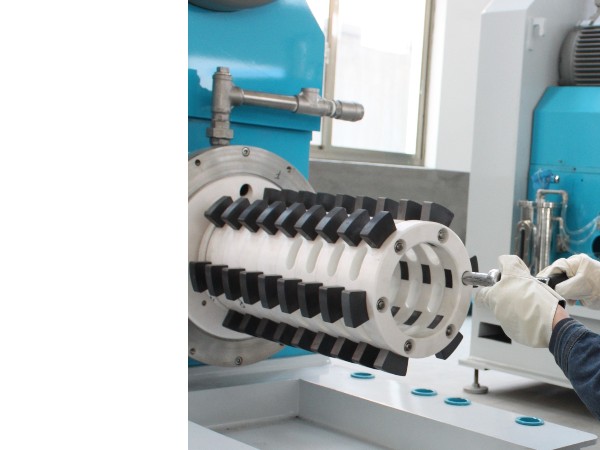 老司机免费视频裝配員工風采